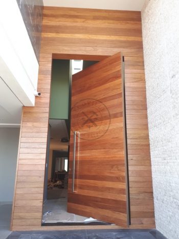 Porta pivotante lambril maciço com painéis alinhado com a porta - Imagem 5