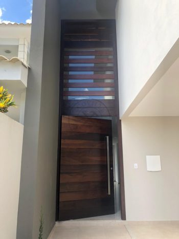 Porta pivotante de lambril de Imbuia com bandeira superior com vidro - Imagem 5