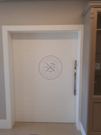 Porta de correr com trilho aparente e revestimento em MDF com pintura laca P.U branco acetinado - Imagem 4