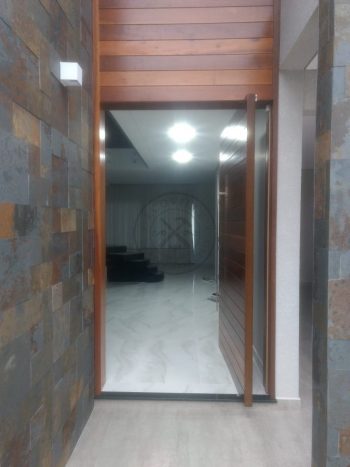 Porta pivotante com estrutura de aço no interior para não empenar, bandeira superior fixa, seguindo o mesmo modelo da porta - Imagem 5