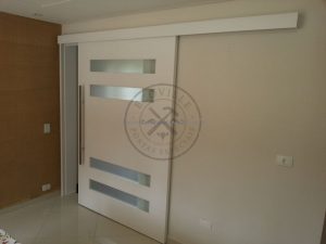 Porta de correr com visores de vidro jateado - Imagem 4