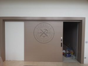 Porta de correr com estrutura de ferro no interior, pintura especial laca P.U (Sayerlack) - Imagem 5