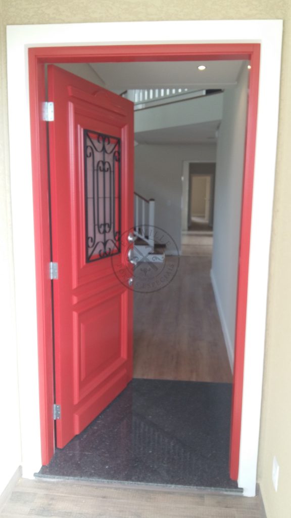 Porta pivotante com revestimento em MDF e pintura laca P.U vermelho acetinado - Imagem 4