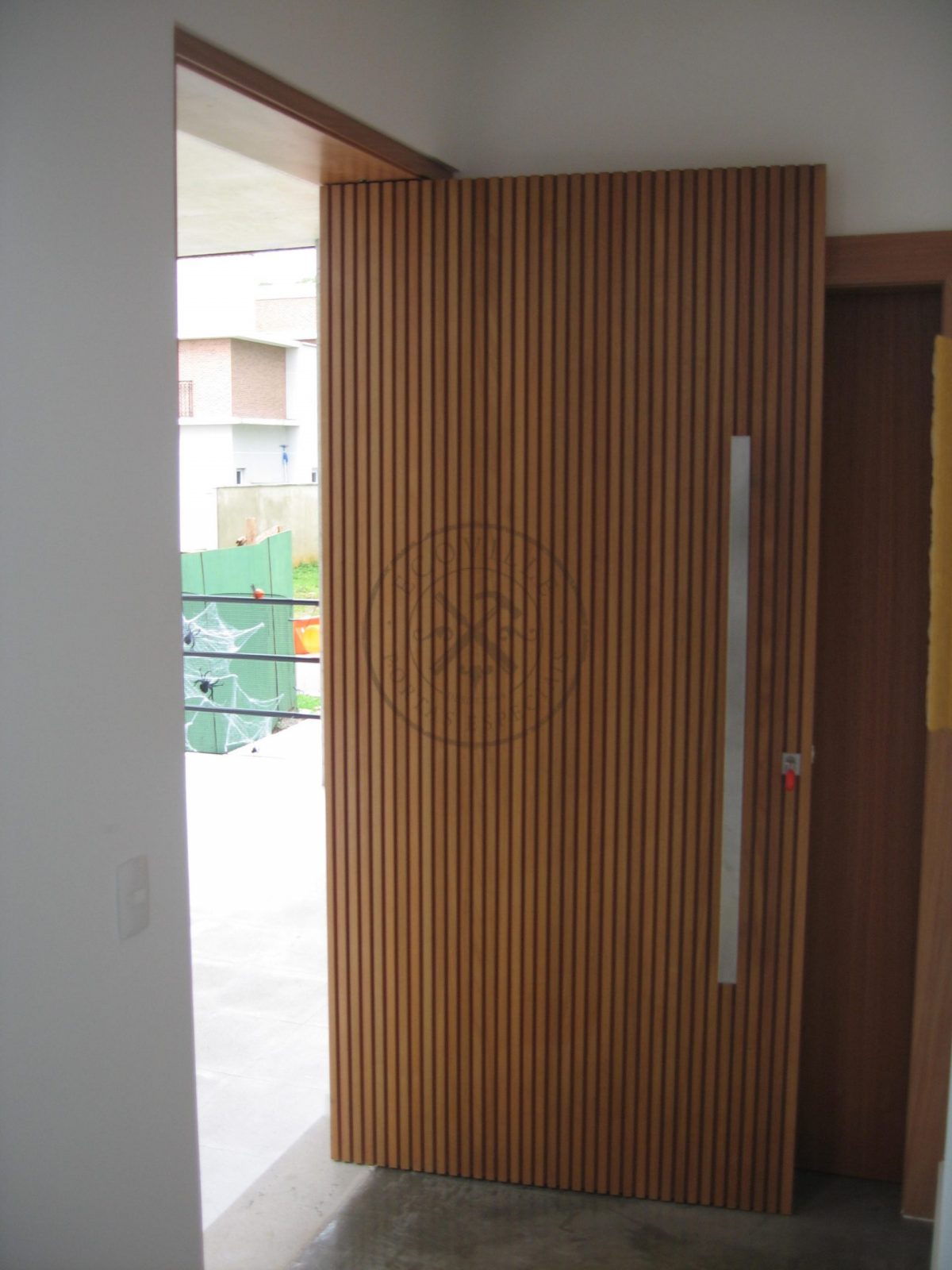 Porta pivotante ripada vertical com pintura de verniz P.U acetinado (Sayerlack) - Imagem 5