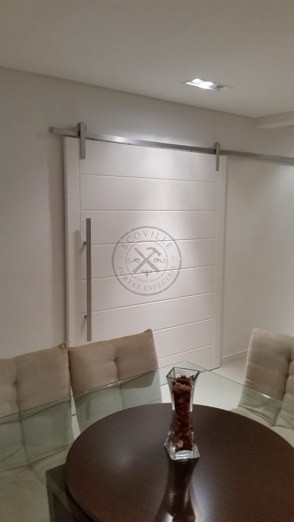 Porta de correr com trilho aparente, pintura de laca P.U branco acetinado (Sayerlack)