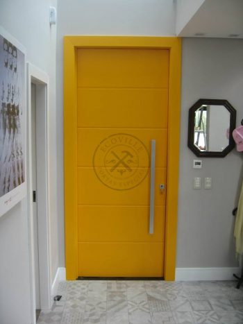 Porta pivotante com revestimento em MDF, frisos horizontais e pintura laca P.U amarelo acetinado - Imagem 5