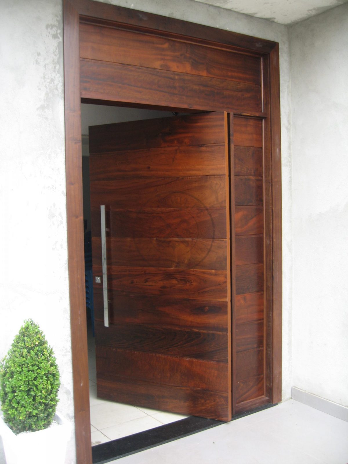 Porta pivotante com estrutura de ferro no interior, revestido com Lambril de Imbuia - Imagem 5