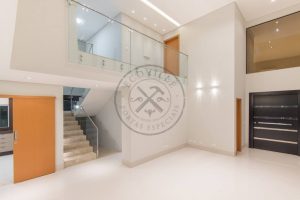 Porta pivotante com revestimento em MDF e pintura laca P.U preto acetinado - Imagem 5