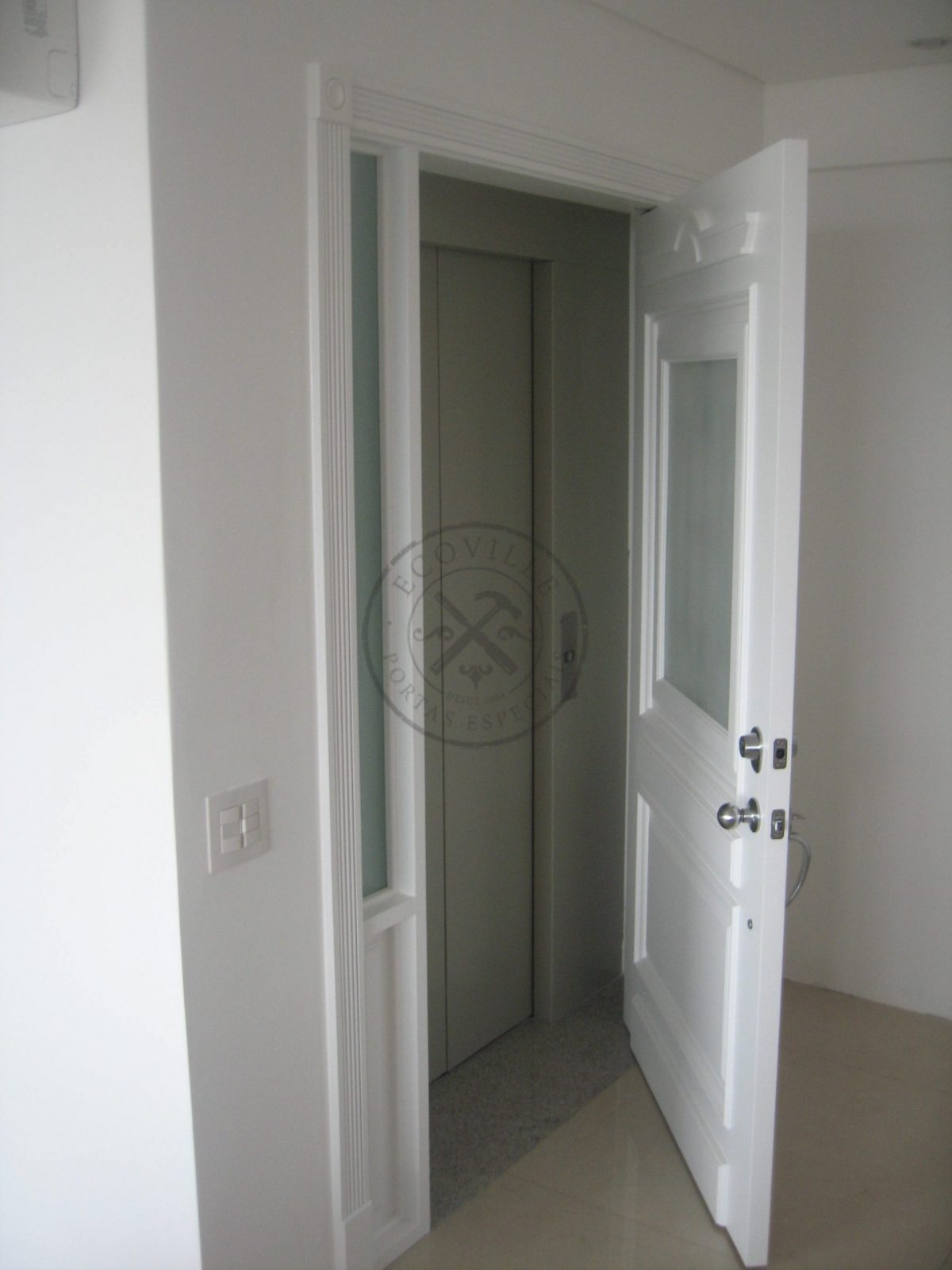 Porta pivotante com revestimento em MDF e pintura em laca P.U branco acetinado - Imagem 5