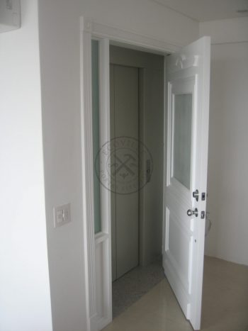 Porta pivotante com revestimento em MDF e pintura em laca P.U branco acetinado - Imagem 5