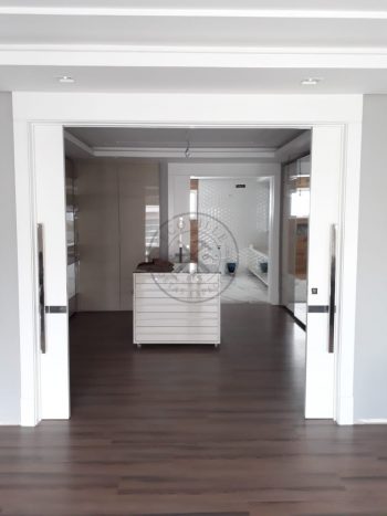 Porta com sistema de correr embutido, sendo duas folhas móveis com detalhe de Inox para um excelente acabamento - Imagem 7