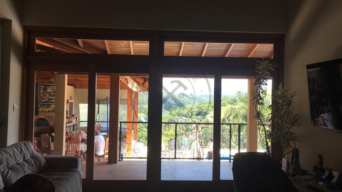 Porta com sistema de correr embutido 4 folhas, bandeira superior fixa com vidro panorâmico, sob medida - Imagem 6