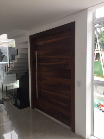 Porta pivotante de Lambril de Imbuia com 8 cm de espessura com pintura de verniz P.U acetinado (Sayerlack) - Imagem 6