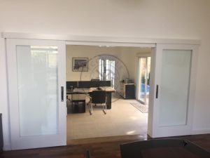 Porta com sistema de correr embutido, vidro panorâmico incolor, sendo duas folhas móveis - Imagem 6