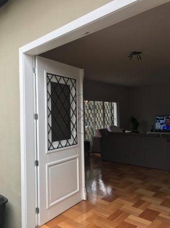 Porta com sistema de abertura dupla com grade de ferro especial - Imagem 4