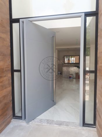 Porta pivotante com revestimento em MDF com dois frisos horizontais e pintura laca cinza acetinado - Imagem 3