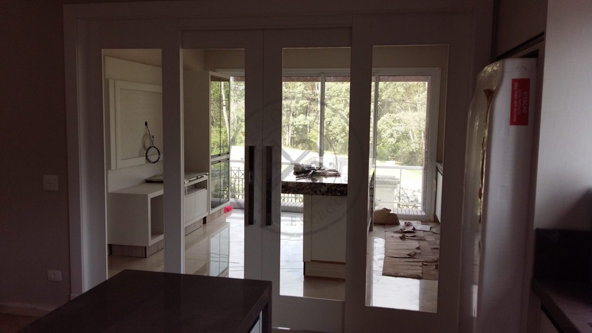 Porta de correr com sistema embutido sendo com quatro folhas - Imagem 6