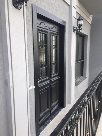 Porta pivotante com revestimento em MDF com grades, molduras e pintura laca preto acetinado - Imagem 5