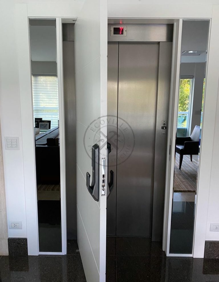 Porta pivotante com revestimento em MDF com portal e pintura laca branco - Imagem 2