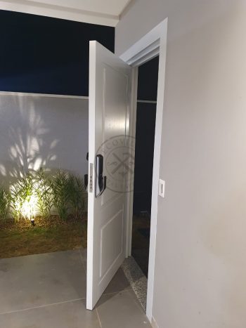 Porta de giro em ACM branco neve com almofadas - Imagem 4