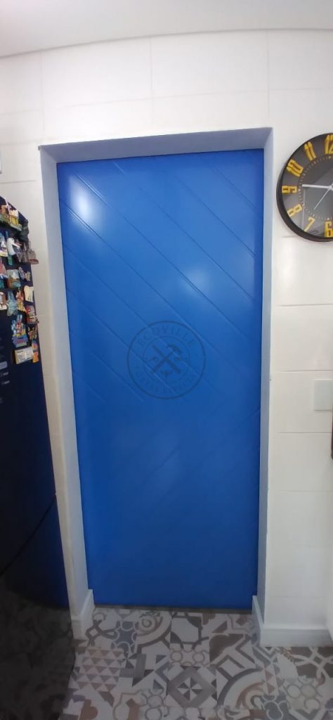 Porta de correr com trilho aparente e revestimento em  MDF com pintura laca azul especial acetinada - Imagem 4