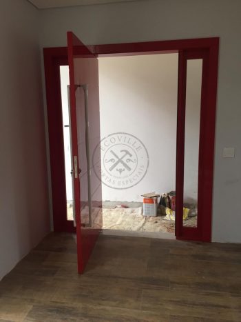 Porta pivotante com revestimento em MDF, portal duplo lateral e pintura laca vermelho alto brilho - Imagem 6