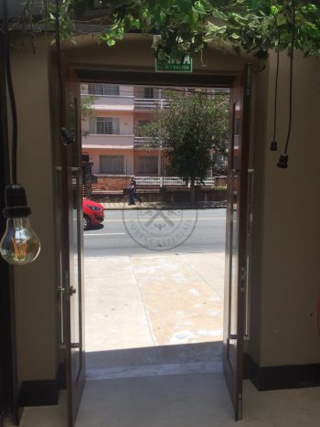 Porta com sistema de abertura dupla maciça de Imbuia com vidro temperado 10 mm - Imagem 6