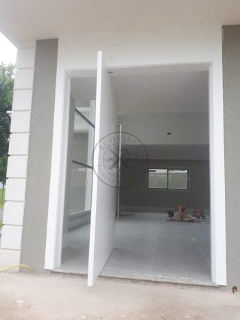 Porta pivotante com revestimento em MDF e pintura laca branco acetinado - Imagem 5