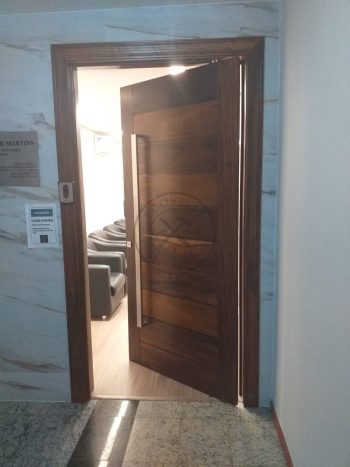 Porta pivotante em madeira maciça com pintura em verniz - Imagem 3