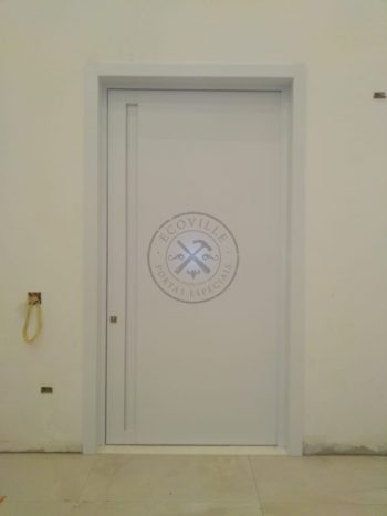 Porta pivotante em ACM com duas cores (branco interna e preto externo) com puxador cava, bandeira e dupla vedação - Imagem 3