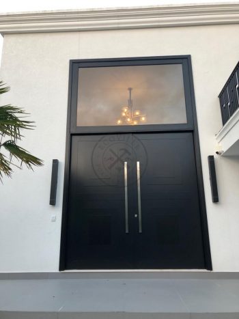 Porta pivotante em ACM preto carbono com almofadas e sistema de abertura dupla com bandeira superior de vidro temperado - Imagem 5