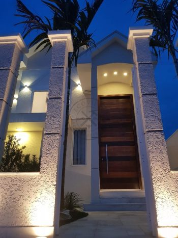 Porta pivotante de lambril de Imbuia com bandeira superior fixa seguindo o mesmo modelo da porta - Imagem 6