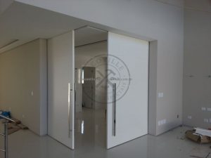 Porta com sistema de correr embutido na laje, medida especial e fechamento central