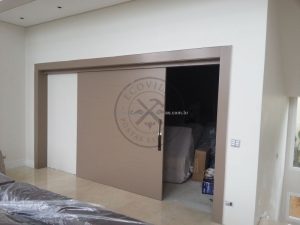 Porta de correr com estrutura de ferro no interior, pintura especial laca P.U (Sayerlack) - Imagem 6