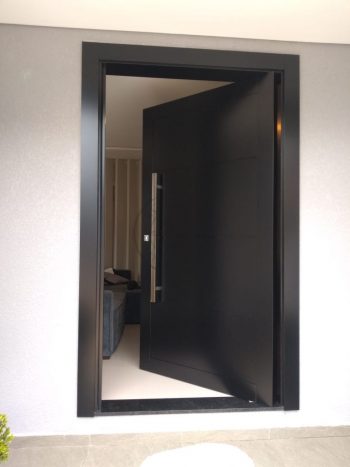 Porta pivotante em ACM preto carbono com frisos horizontais e dupla vedação - Imagem 3