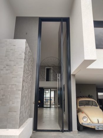 Porta pivotante em ACM preto carbono com frisos horizontais e dupla vedação - Imagem 3