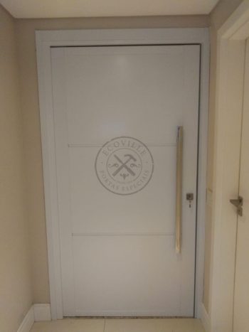 Porta pivotante em ACM branco neve com frisos horizontais e dupla vedação - Imagem 4