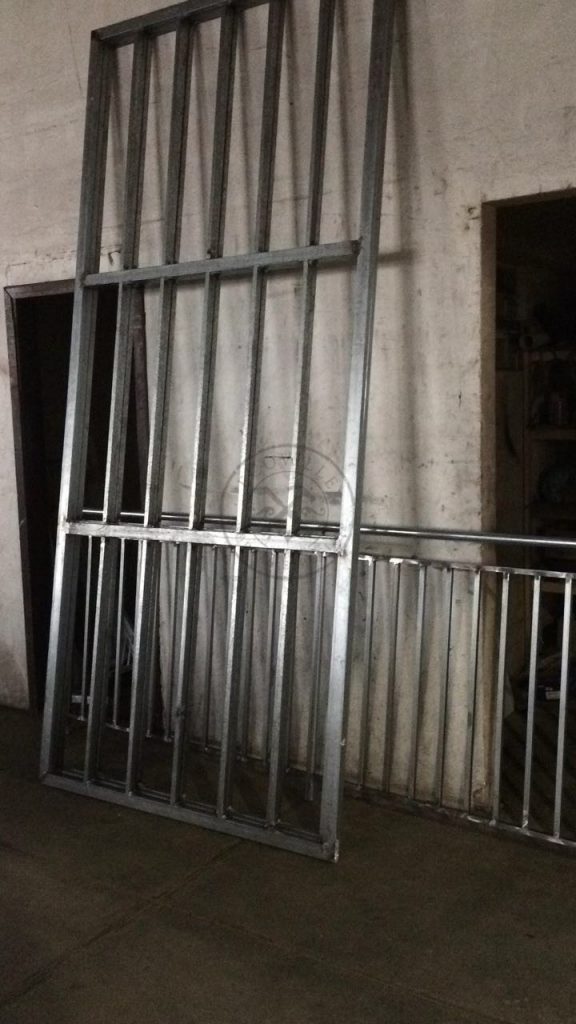 Porta com sistema de correr embutido, tamanho especial com estrutura de ferro no interior - Imagem 14