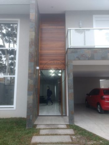 Porta pivotante com estrutura de aço no interior para não empenar, bandeira superior fixa, seguindo o mesmo modelo da porta - Imagem 6