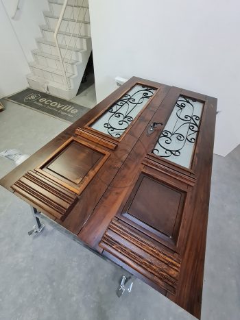 Porta com sistema de abertura dupla com grade e vidro - Imagem 4