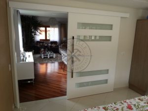 Porta de correr com visores de vidro jateado - Imagem 5