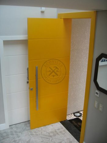 Porta pivotante com revestimento em MDF, frisos horizontais e pintura laca P.U amarelo acetinado - Imagem 6