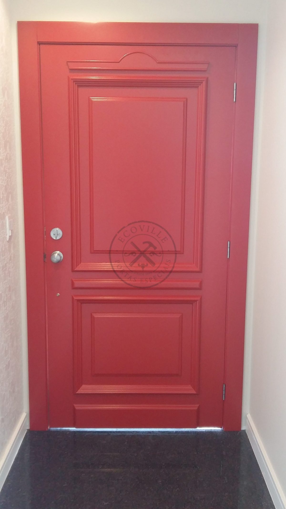 Porta pivotante com revestimento em MDF e pintura laca P.U vermelho acetinado - Imagem 5