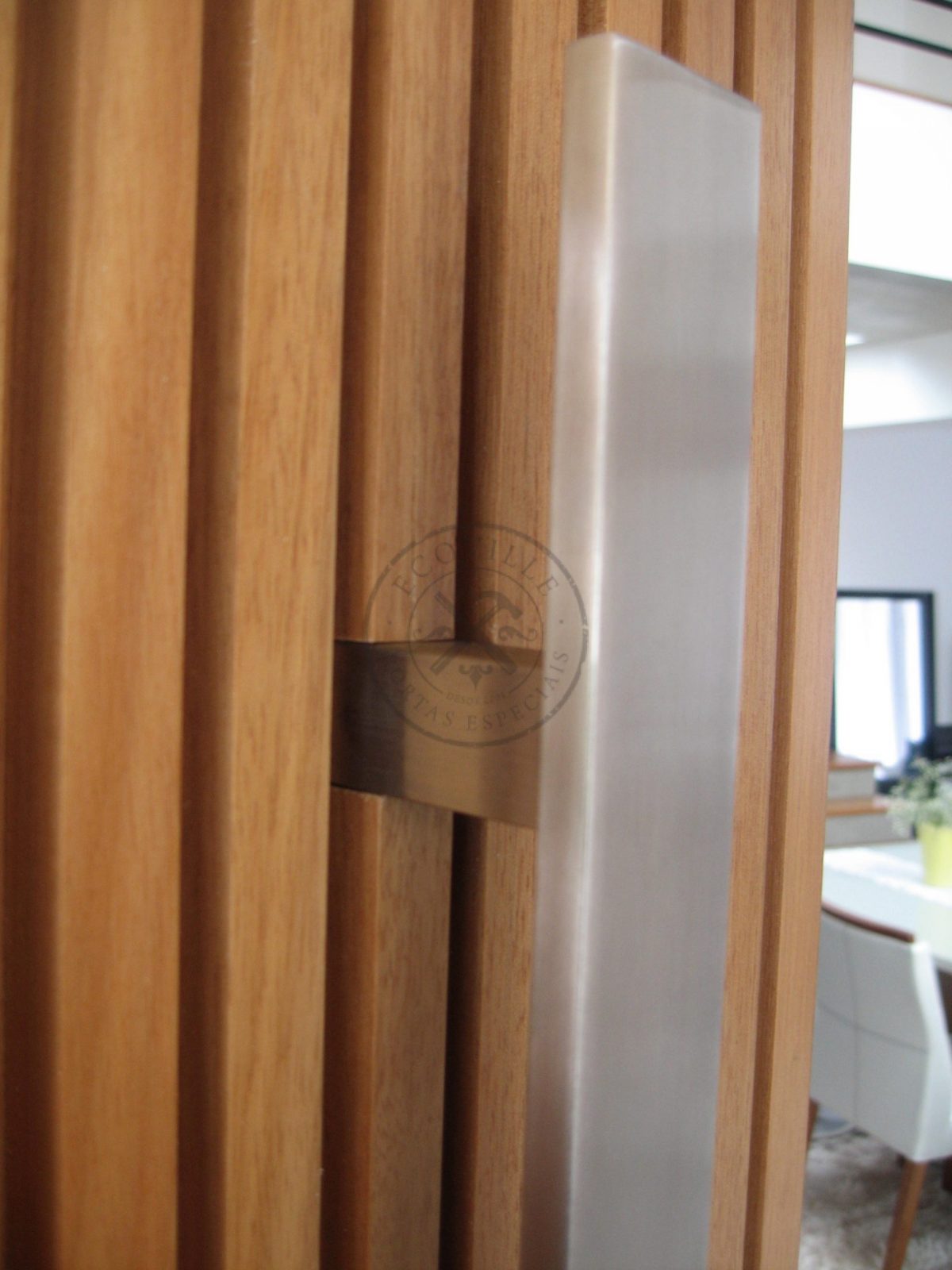 Porta pivotante ripada vertical com pintura de verniz P.U acetinado (Sayerlack) - Imagem 6