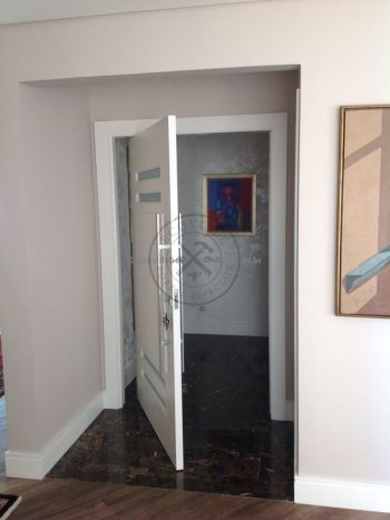 Porta pivotante com revestimento em MDF e pintura laca P.U branco acetinado - Imagem 5
