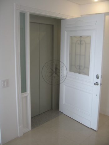 Porta pivotante com revestimento em MDF e pintura em laca P.U branco acetinado - Imagem 6