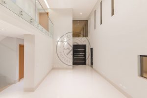 Porta pivotante com revestimento em MDF e pintura laca P.U preto acetinado - Imagem 7