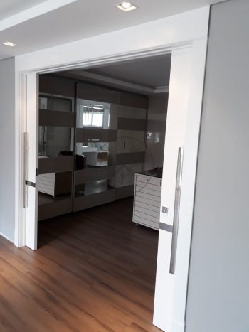 Porta com sistema de correr embutido, sendo duas folhas móveis com detalhe de Inox para um excelente acabamento - Imagem 8