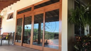 Porta com sistema de correr embutido 4 folhas, bandeira superior fixa com vidro panorâmico, sob medida - Imagem 7