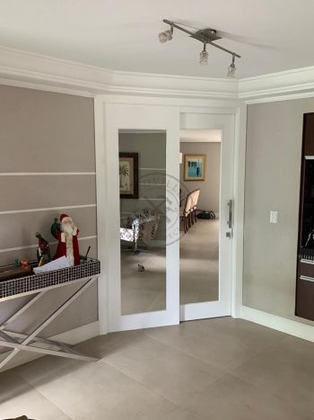 Porta com sistema de correr embutido lado interno mdf, lado externo espelho - Imagem 5